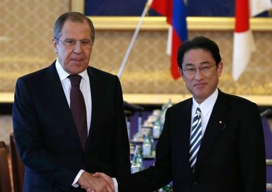 Les chefs de la diplomatie russe et japonais discutent de l'essai nucléaire de la RPDC