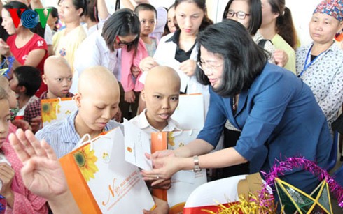 Dang Thi Ngoc Thinh distribue des cadeaux aux enfants cancéreux