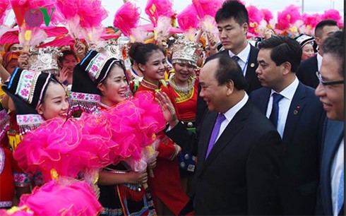 Nguyen Xuan Phuc rencontre le personnel de l’ambassade du Vietnam à Pékin