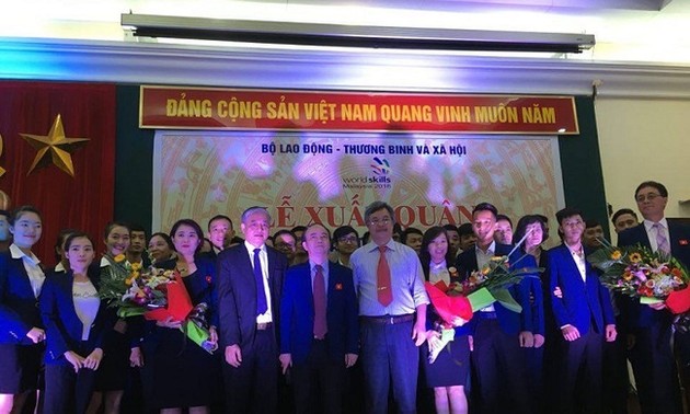 Départ des candidats vietnamiens au concours de qualification professionnelle de l’ASEAN