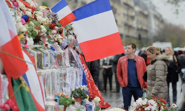 La France rend hommage aux victimes du terrorisme aux Invalides