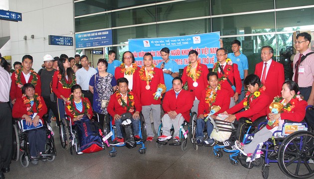 Les sportifs handicapés vietnamiens retournent triomphalement au pays 