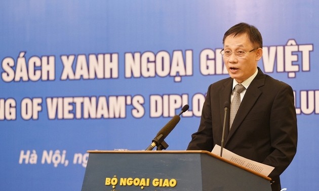 Publication du livre bleu de la diplomatie vietnamienne 2015