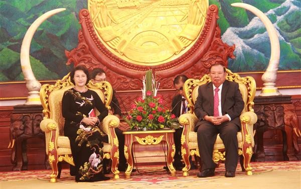 La présidente de l’AN Nguyen Thi Kim Ngan reçue par les dirigeants laotiens