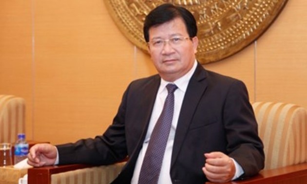 Le vice-Premier ministre Trinh Dinh Dung au Laos