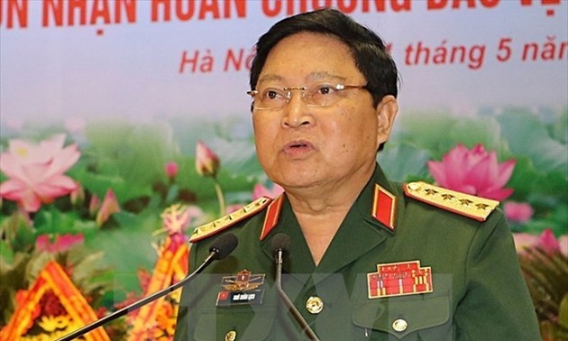 Le ministre de la Défense accueille les nouveaux ambassadeurs thaïlandais et singapourien