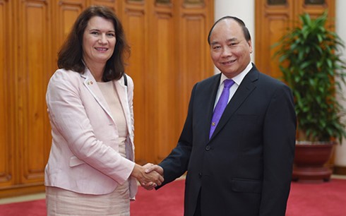 Une ministre suédoise reçue par Nguyen Xuan Phuc