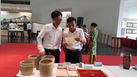 Expositions des documents et objets précieux de Hanoi