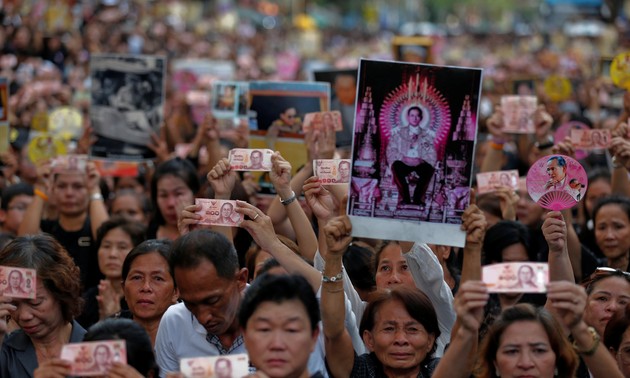 Les Thaïlandais à genoux au passage du convoi funéraire de leur roi
