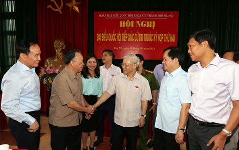 Le SG du PCV rencontre l’électorat de Tây Hô