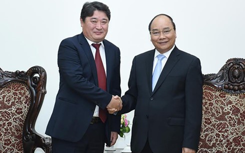 Nguyen Xuan Phuc reçoit l’ambassadeur de Mongolie