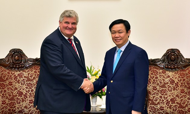 Le vice-Premier ministre Vuong Dinh Hue reçoit un secrétaire d’Etat britannique