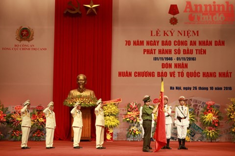 Le journal « Cong an nhan dan » reçoit l’Ordre de défense nationale, 1ère classe