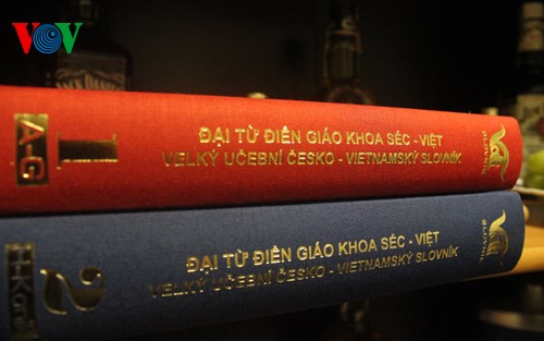 Publication du 4ème volume du dictionnaire tchèque-vietnamien