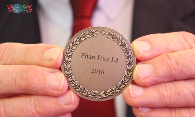Phan Huy Lê décoré par l’Académie des inscriptions et des belles lettres 