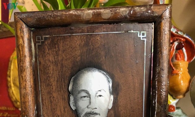 Le portrait en nacre du Président Hô Chi Minh sur un autel des ancêtres à Marseille