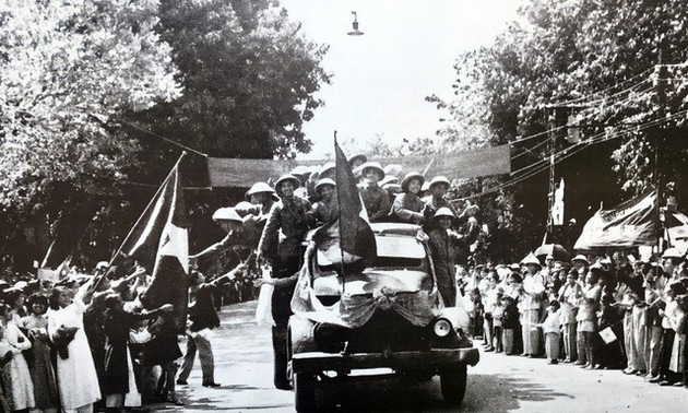 Photos d’archives sur la Journée de la libération de la capitale le 10 octobre 1954