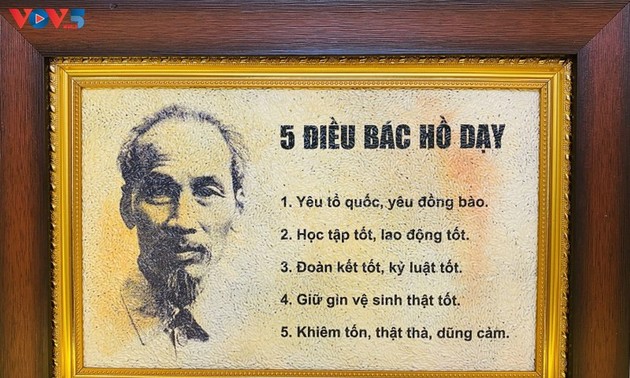 Une collection de tableaux en grains de riz sur le Président Hô Chi Minh