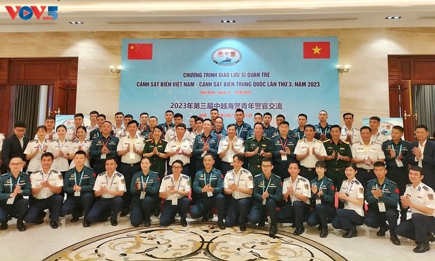 Young Vietnamese, Chinese coast guard officers hold exchange 