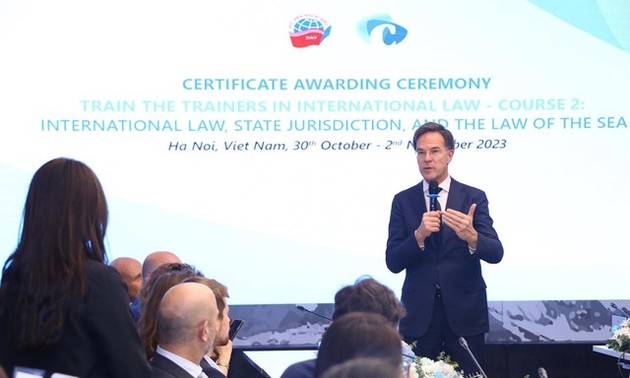 Dutch Prime Minister attends roundtable on international law, order at sea in Hanoi