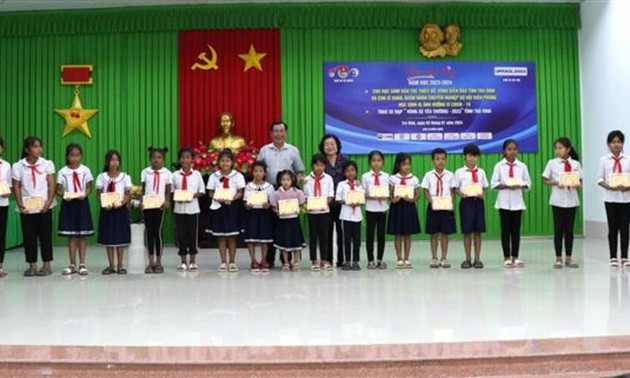 Tra Vinh ethnic minority students awarded scholarships 
