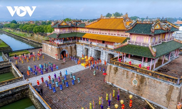 Reenactment of Nguyen Dynasty’s calendar distribution ceremony piques tourists’ interest