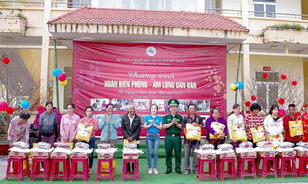 Tet gifts delivered to poor people in Soc Trang border areas