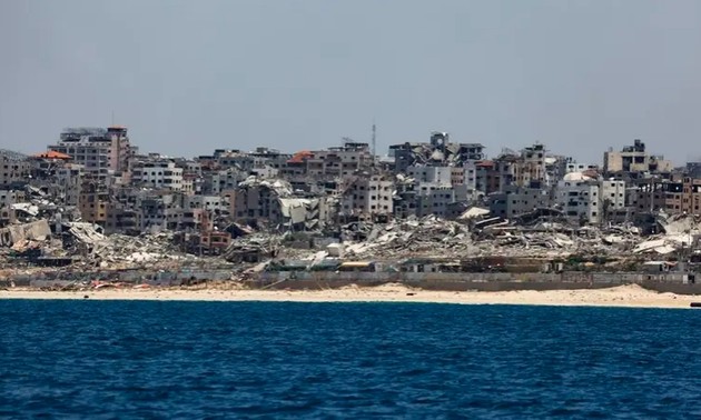 Israeli forces continue attacks in Gaza, border with Lebanon