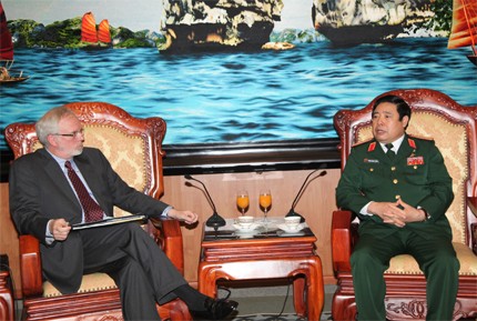 Menteri Pertahanan Phung Quang Thanh menerima Duta Besar Amerika Serikat.