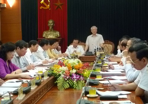 Badan Harian Komite Partai Komunis Vietnam kota Hanoi melakukan otokritik dan kritik menurut semangat Resolusi Sidang Pleno ke-4 KS PKVN.