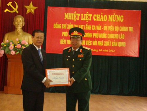 Deputi Perdana Menteri Laos mengunjungi Balai Penerbitan Tentara Rakyat Vietnam dan menghadiri upacara unjuk muka buka tentang hubungan Vietnam-Laos.