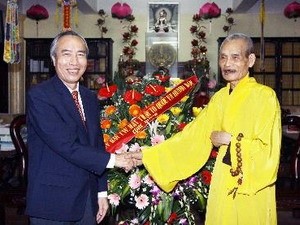 Pengurus Besar Front Tanah Air Vietnam menerima delegasi Sangha Buddha Vietnam