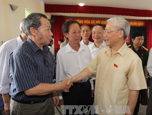 Sekjen KS  PKV Vietnam, Nguyen Phu Trong melakukan kontak dengan pemilih kota Hanoi