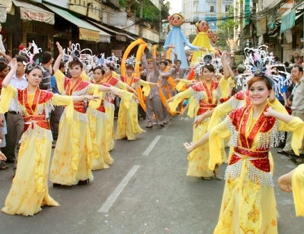 Membangun kebudayaan Vietnam yang maju dan kental dengan identitas nasional