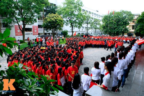 Mahasiswa dan dosen Sekolah Tinggi Perdagangan Luar Negeri berbaris membentuk peta Vietnam yang isinya menegaskan kedaulatan laut dan pulau