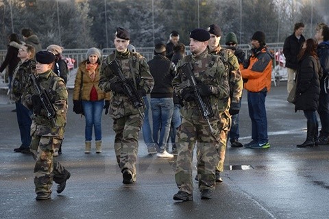 Al Qaeda menggertak melakukan serangan-serangan baru di Perancis