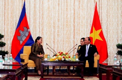 Deputi PM Nguyen Xuan Phuc menerima Deputi PM Kamboja, Men Xom On