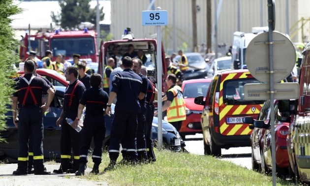 Serangan-serangan yang mengerikan di Perancis, Kuwait dan Tunisia menewaskan lebih dari 60 orang