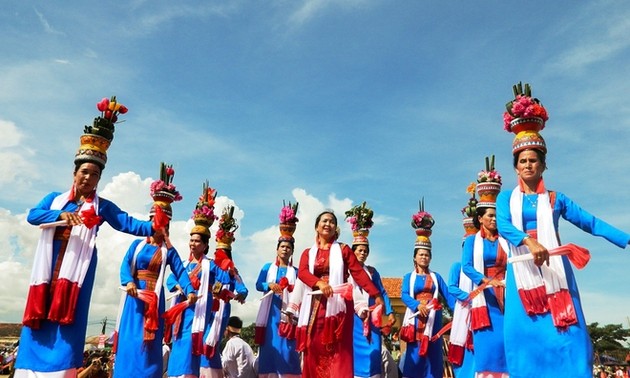 Warga etnis minoritas Cham provinsi Ninh Thuan turut bergembira pesta Kate