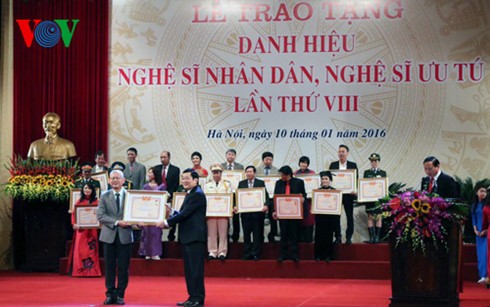Presiden Truong Tan Sang menghadiri upacara menyampaikan gelar Seniman Rakyat dan Seniman Terkemuka