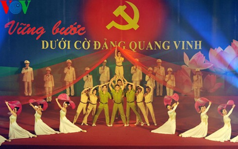 Program kesenian menyambut suksesnya Kongres Nasional ke-12 Partai Komunis Vietnam