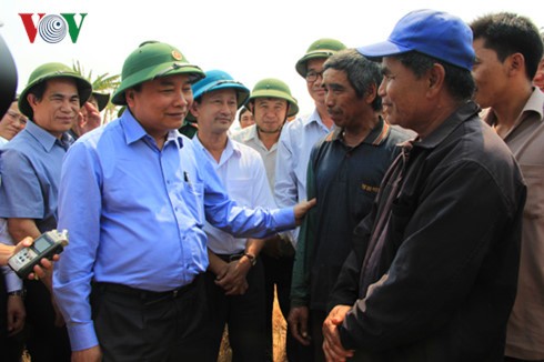 Deputi PM Nguyen Xuan Phuc memeriksa situasi kekeringan di daerah Tay Nguyen