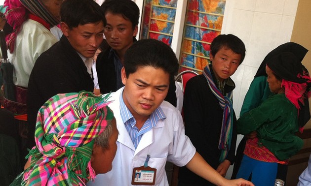 Dokter Vu Manh Ha, orang yang sepenuh hati demi pasien miskin di provinsi Ha Giang