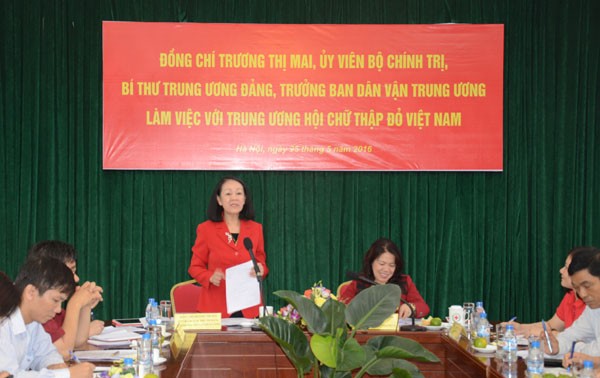 Kepala Departemen Penggerakan Massa Rakyat dari KS PKV melakukan temu kerja dengan Pengurus Besar Lembaga Palang Merah Vietnam