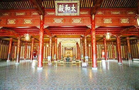 Persajakan di atas arsitektur Istana Kerajaan Hue-Pusaka Dokumen Baru Dunia
