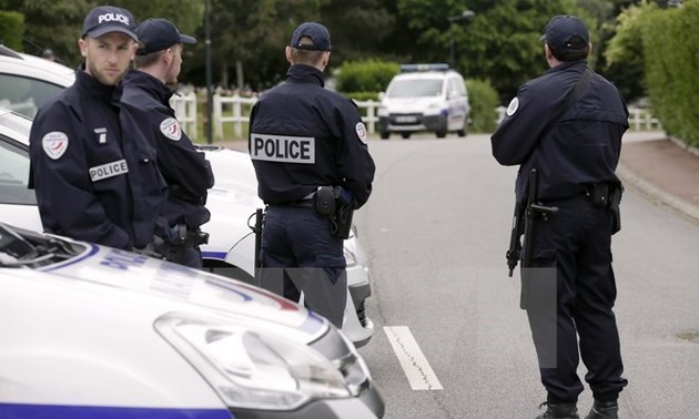 Perancis membatalkan serentetan pesta musim panas untuk menjamin keamanan