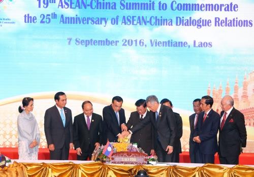 PM Nguyen Xuan Phuc menghadiri dan menampaikan pidato di depan KTT  ke-19 ASEAN-Jepang