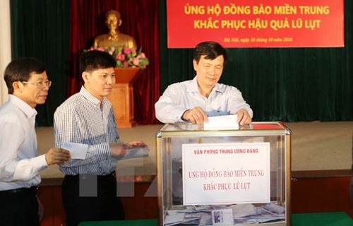 Seluruh negeri terus mengumpulkan derma dan berkiblat ke rakyat Vietnam Tengah