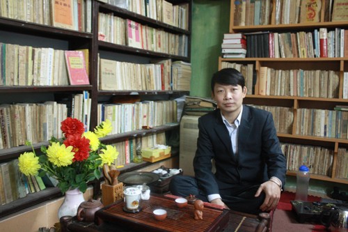 Saudara Ta Thu Phong, orang yang punya hobi mengoleksi buku dan koran lama