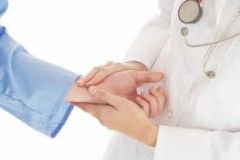 Dokter muda Ba Van Khuong sepenuh hati mengabdi para pasien